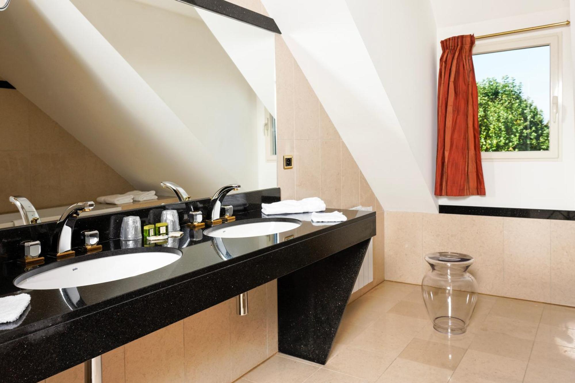 Logis L'Auberge - Maison Glenn Anna Saint Anne-dʼAuray Екстериор снимка